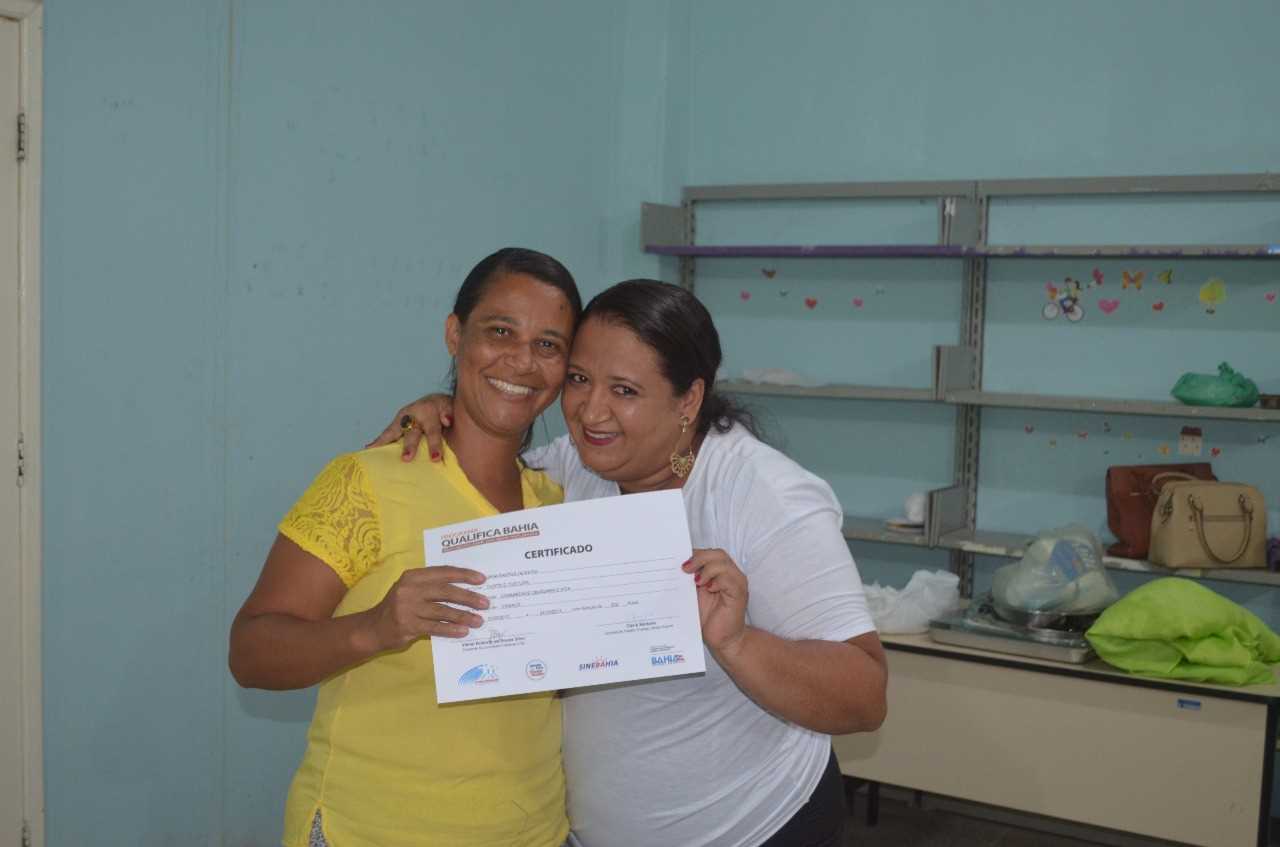 Prefeitura de Camacã entrega Certificado a Concluintes do Curso de Corte de Costura